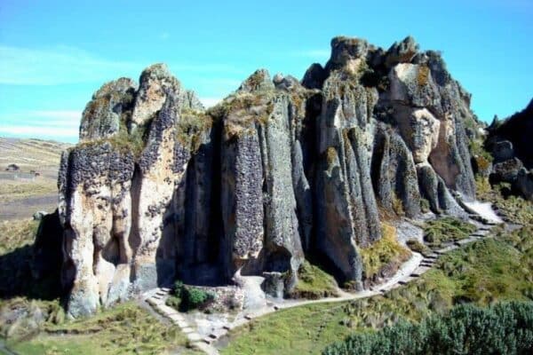 Explorando los Bosques de Piedra en el Perú: Maravillas Geológicas de Pasco, Cusco, Cajamarca y Más 12 frailones qeswachakaperutours