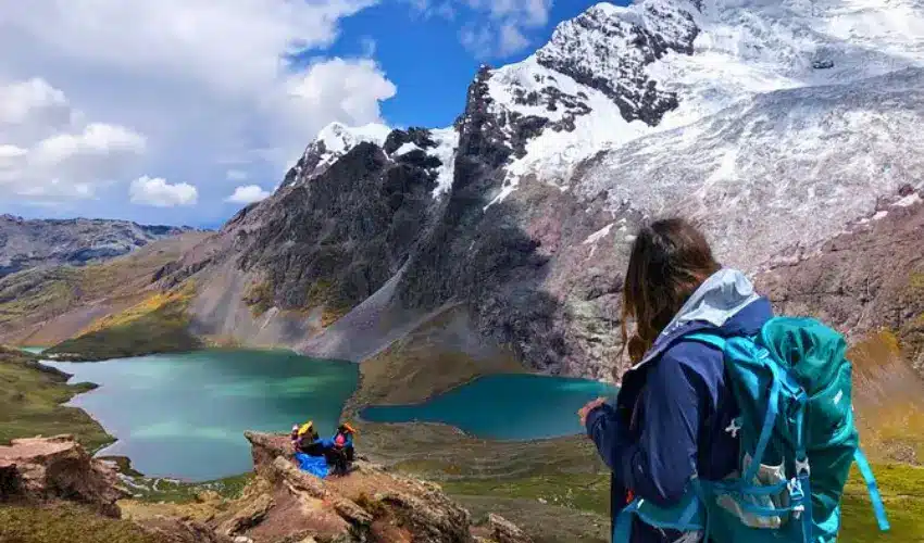 Laguna Parón: 5 Razones para Descubrir la Espectacular Joya Turquesa del Perú 25 Paisaje del Ausangate con laguna de montaña
