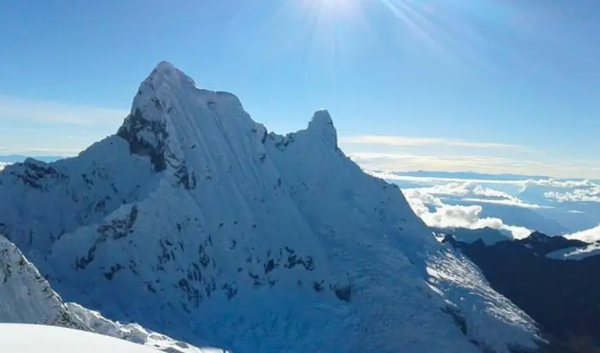 Laguna Parón: 5 Razones para Descubrir la Espectacular Joya Turquesa del Perú 20 Nevados de la Cordillera Blanca vistos desde Áncash