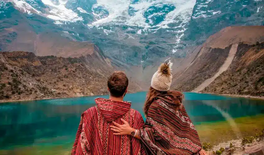 Laguna Parón: 5 Razones para Descubrir la Espectacular Joya Turquesa del Perú 23 Turistas observando la Laguna Humantay en Cusco