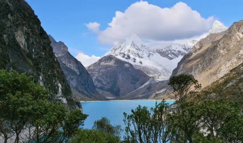 Laguna Parón: 5 Razones para Descubrir la Espectacular Joya Turquesa del Perú 16 Laguna Parón rodeada por nevados de la Cordillera Blanca