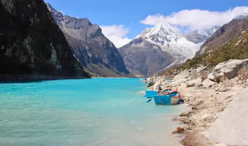 Laguna Parón: 5 Razones para Descubrir la Espectacular Joya Turquesa del Perú 17 Aguas turquesa de Laguna Parón rodeadas por montañas de la Cordillera Blanca