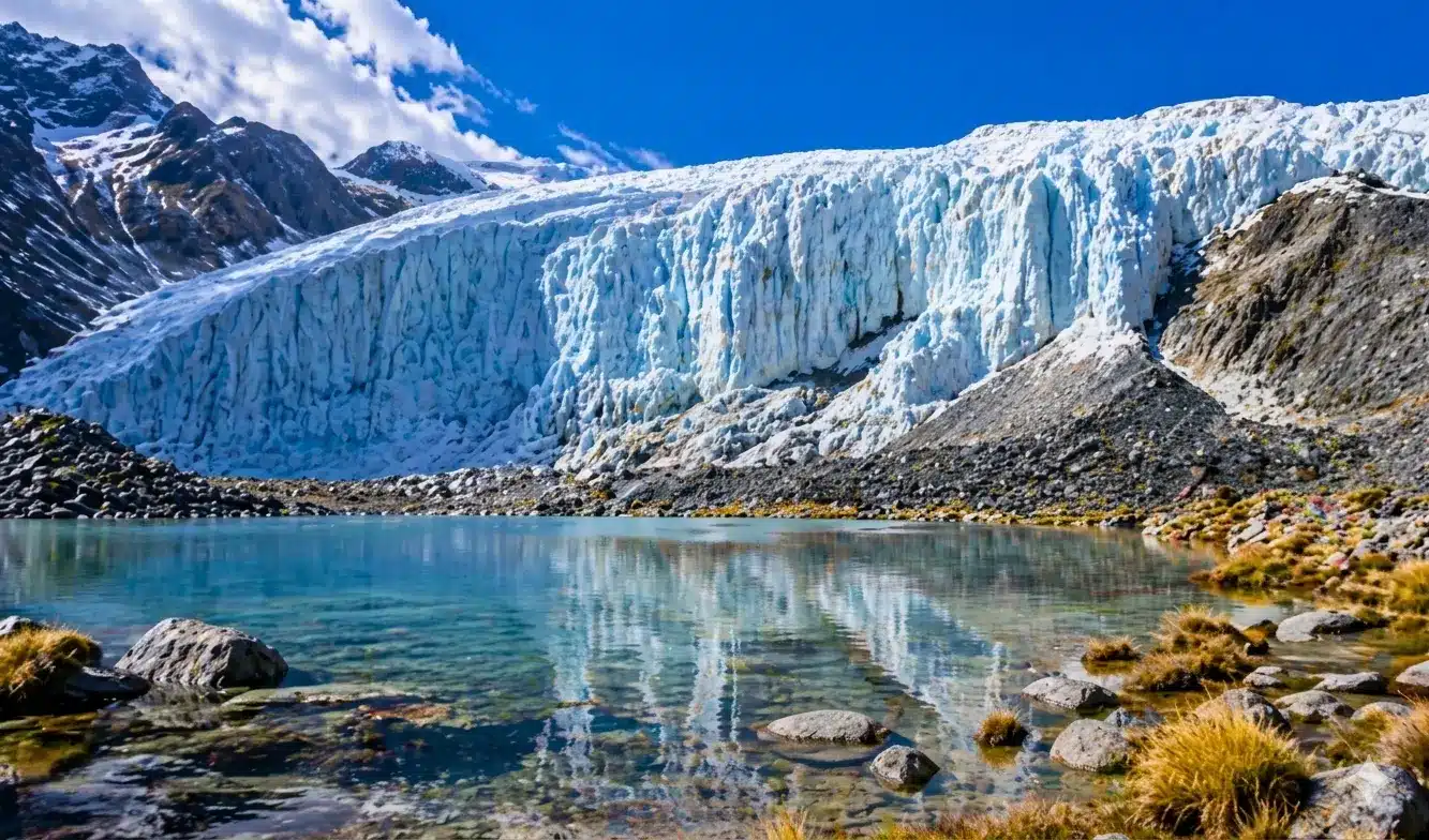 laguna y glaciar quelccaya peru.png