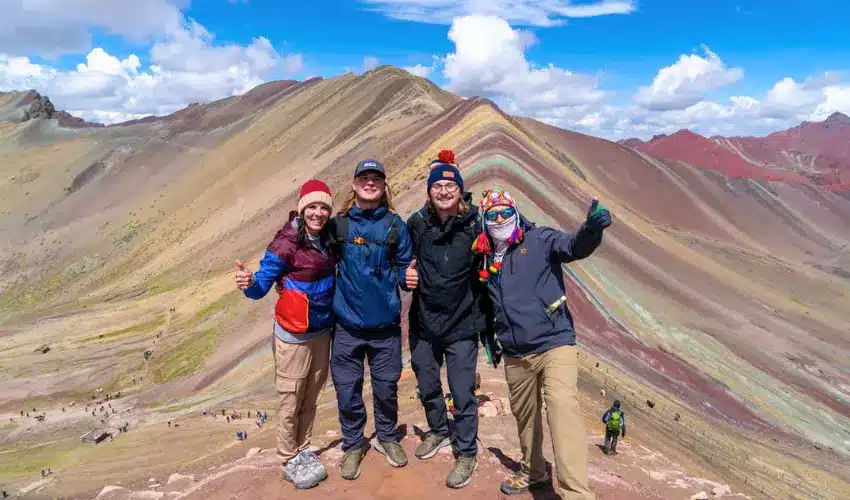 Laguna Parón: 5 Razones para Descubrir la Espectacular Joya Turquesa del Perú 24 Grupo de viajeros en la Montaña de 7 Colores