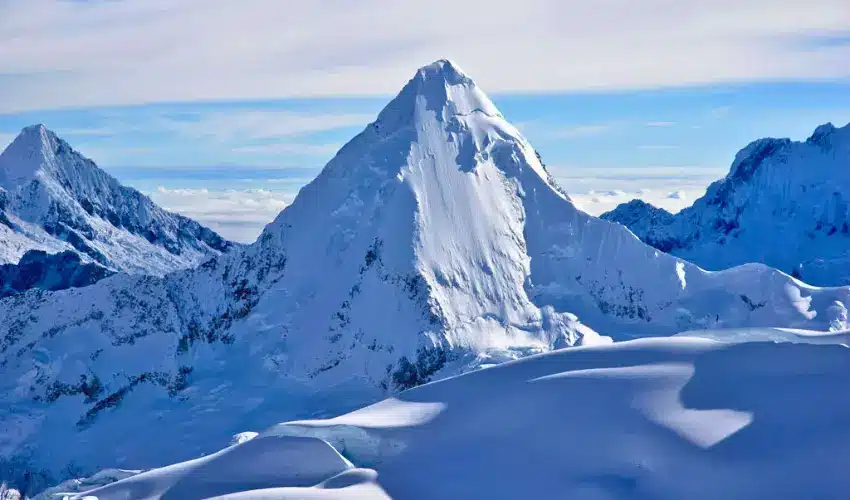 Laguna Parón: 5 Razones para Descubrir la Espectacular Joya Turquesa del Perú 18 Nevado Artesonraju cubierto de nieve en la Cordillera Blanca