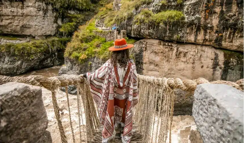 Laguna Parón: 5 Razones para Descubrir la Espectacular Joya Turquesa del Perú 27 Visitante en el Puente Q'eswachaka, tradición viva del Perú