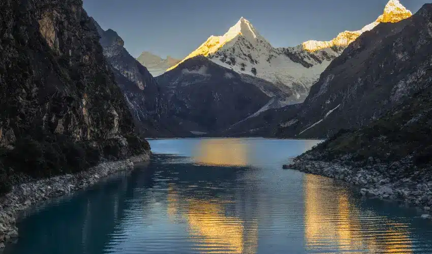 Laguna Parón: 5 Razones para Descubrir la Espectacular Joya Turquesa del Perú 28 Reflejo de los nevados sobre las aguas de Laguna Parón
