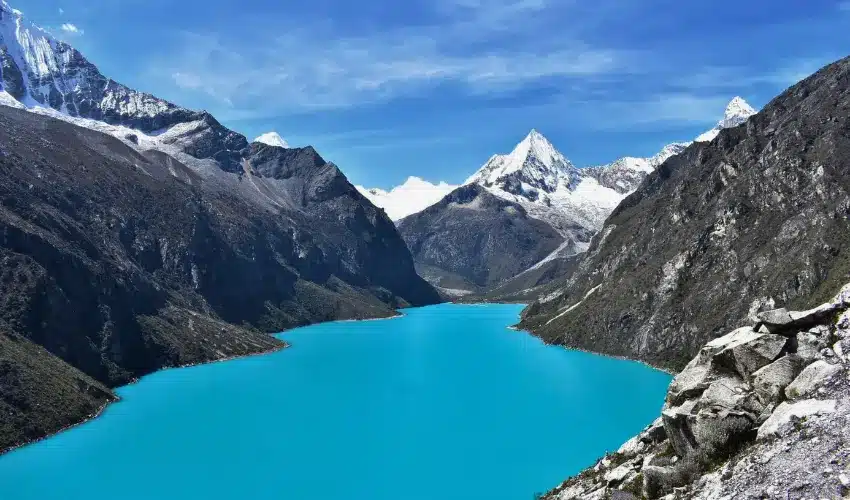 Vista panorámica de Laguna Parón en la región de Áncash