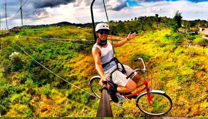 viajero haciendo el sky bike en cusco