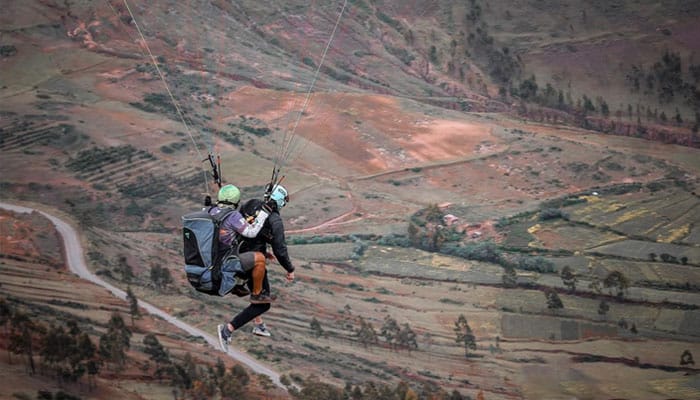 vuelo en parapente tour de aventura,parapente cusco, parapente valle sagrado cusco, parapente en chinchero, parapente urubamba, paragliding cusco